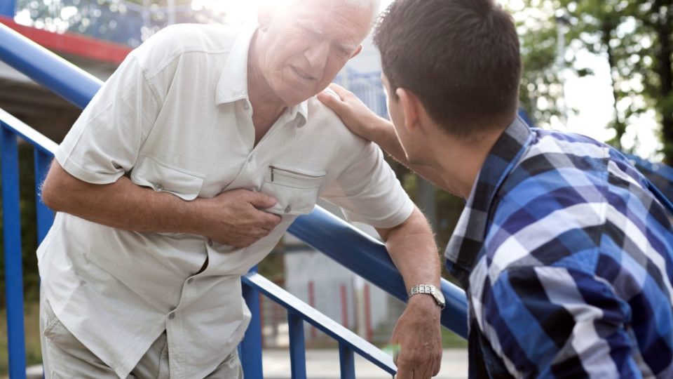Инфаркт у пожилого человека: признаки, первая помощь