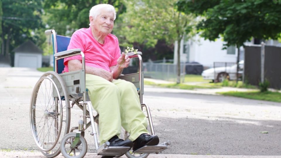 Что дает инвалидность пожилому человеку и будут ли платить две пенсии