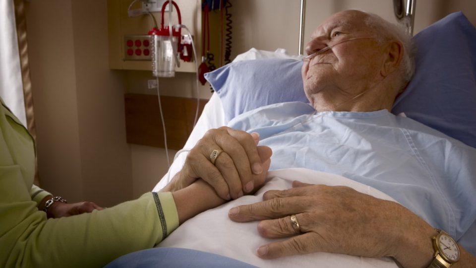 Как выбрать медицинскую кровать пожилому человеку