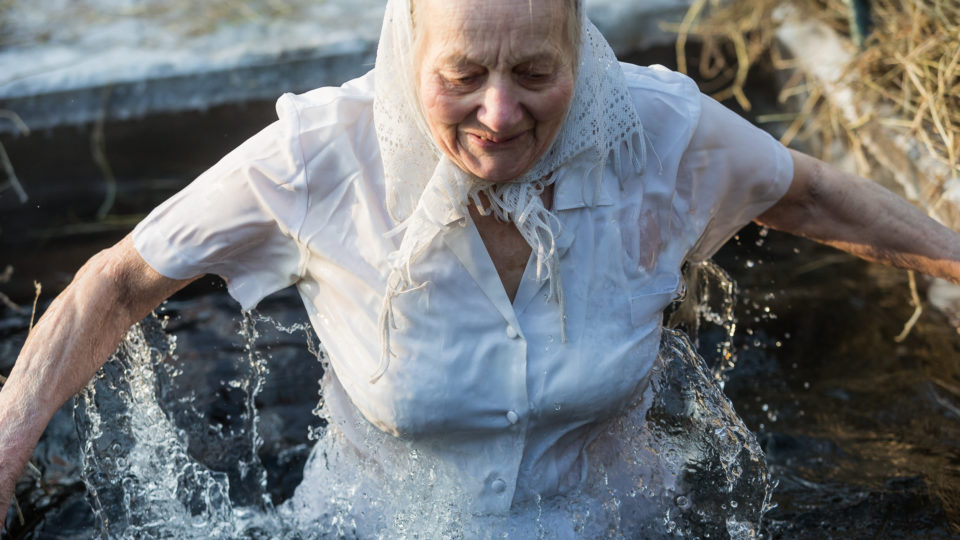 Можно ли пожилому человеку купаться на крещение