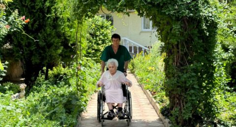 Уход за слепым человеком